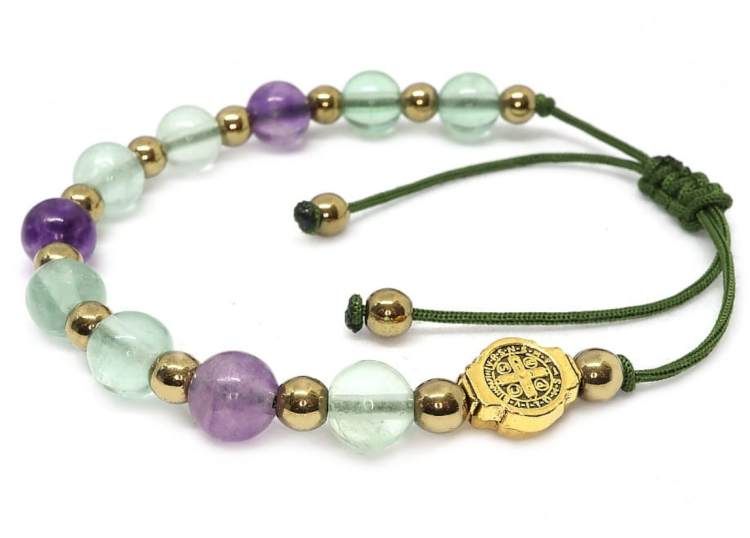 Bransoletka różańcowa z zielonego fluorytu i fioletowego ametystu ze złotym medalikiem św. Benedykta na zielonym sznurku
