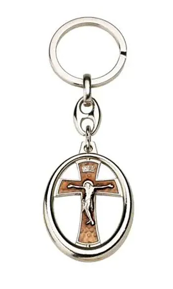 Brelok religijny z metalu niklowanego, emaliowany na brązowo, włoska produkcja