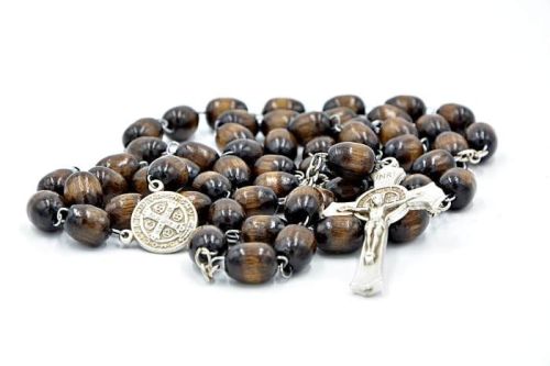 Ciemnobrązowy drewniany różaniec na metalowym łańcuszku z krzyżem św. Benedykta