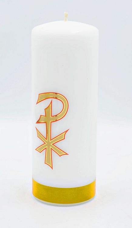 Biała świeca liturgiczna ze złotym symbolem Px (Chi-Rho), ozdobiona czerwonym konturem i złotą podstawą, idealna do procesji z darami | świece liturgiczne do kościoła sklep