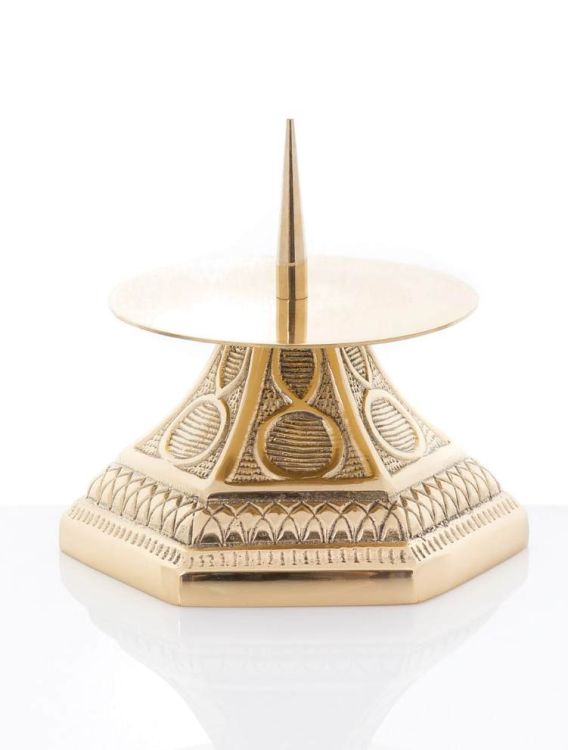 Lichtarz_P49.jpg Zdobiony lichtarz mosiężny P49 na białym tle, z szeroką, kwadratową podstawą i ostrym szpicem do mocowania świecy.