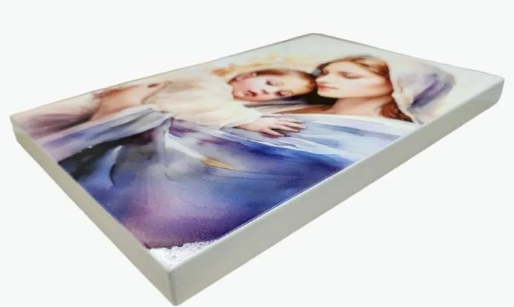 Maryja_02.jpgObraz z Matką Bożą i Dzieciątkiem – ujęcie z perspektywy, które pokazuje solidną, białą płytę o grubości 2 cm