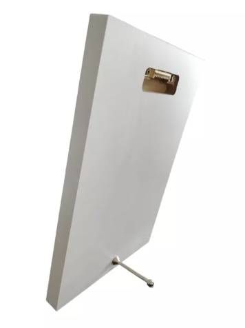 Tylna strona obrazu religijnego, wykonanego na białej, grubej płycie. Widoczny jest otwór na nóżkę oraz uchwyt do zawieszenia na ścianie.