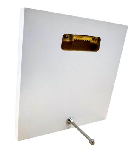 Tył obrazu religijnego z widocznym systemem montażu: złotą zawieszką i dołączoną nóżką do postawienia.