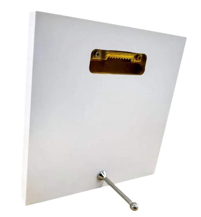 Nowoczesny obraz religijny przedstawiający Świętą Rodzinę. Maryja trzyma Dzieciątko Jezus, a Święty Józef opiekuńczo się nad nimi pochyla.