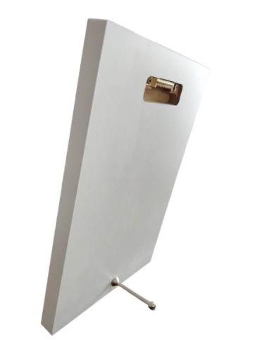 Tył obrazu religijnego z widocznym frezowaniem do zawieszenia oraz metalową nóżką do postawienia produktu na półce.