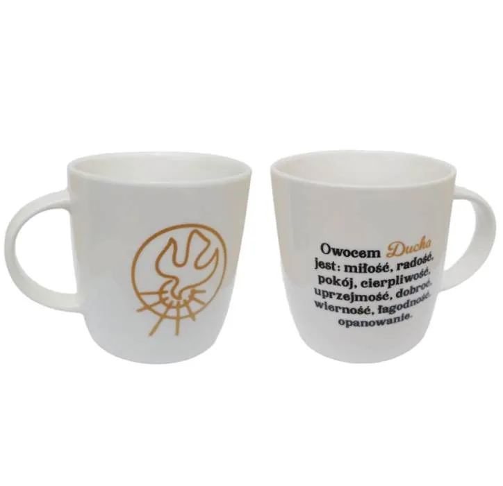 Biały kubek z inspirującym cytatem o Owocach Ducha Świętego, symbolizujący radość i lekkość w wierze.