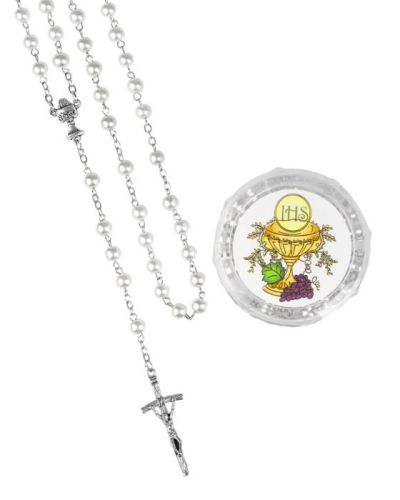 Biały różaniec komunijny z perłowymi koralikami 6mm w eleganckim pudełku, z medalem IHS i symbolami eucharystycznymi, przeznaczony dla dzieci przygotowujących się do I Komunii Świętej