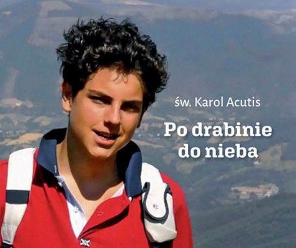 Okładka książki "Po drabinie do nieba" ze zdjęciem uśmiechniętego, młodego Karola Acutisa w czerwonej koszulce polo, na tle górskiego krajobrazu. Książeczka z inspirującymi cytatami świętego, patrona internetu.