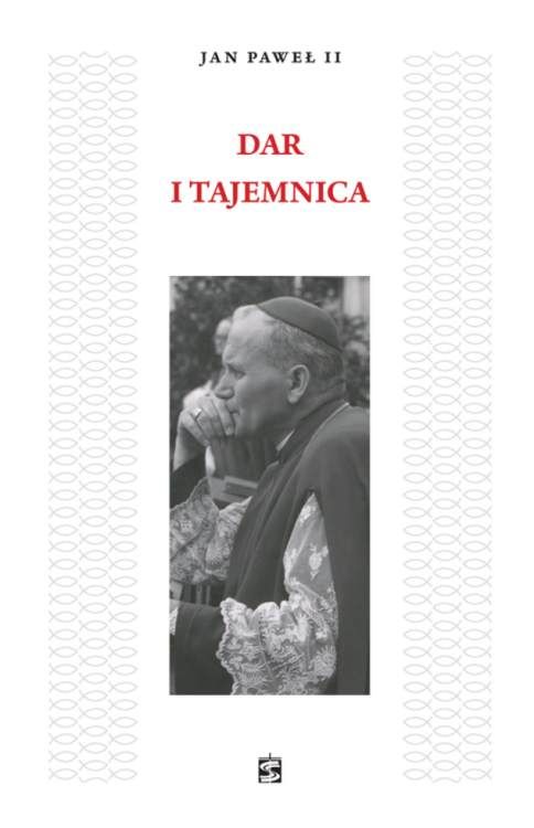 Okładka książki 'Dar i Tajemnica' Jana Pawła II. Przedstawia czarno-białe, zamyślone zdjęcie młodego biskupa Karola Wojtyły na tle ozdobnego wzoru.