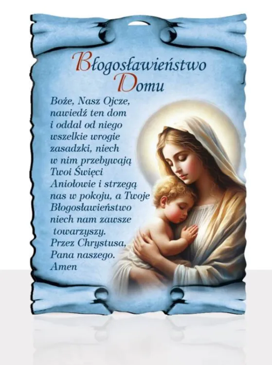 Złocony obrazek Błogosławieństwo Domu w kształcie niebieskiego pergaminu. Przedstawia Matkę Bożą tulącą Dzieciątko Jezus i zawiera tekst modlitwy. Stoi na białym tle.