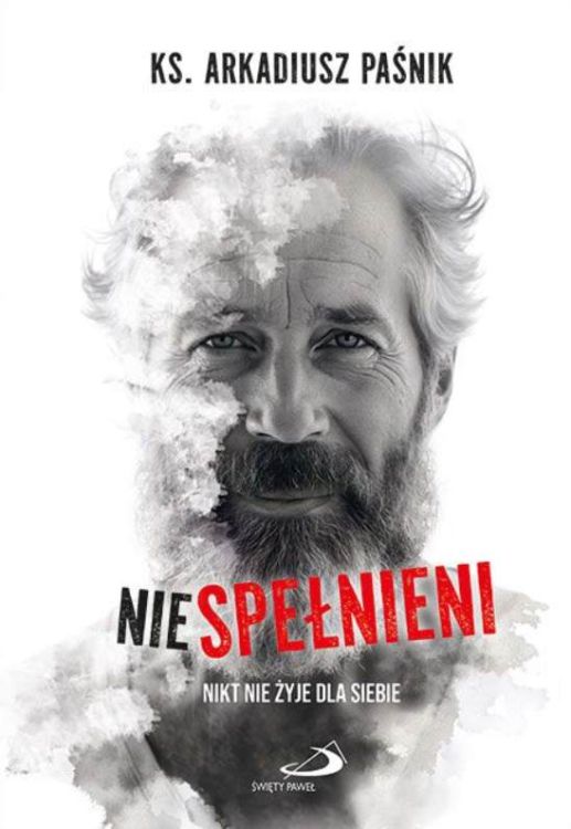 Okładka książki "Niespełnieni. Nikt nie żyje dla siebie" autorstwa ks. Arkadiusza Paśnika. Przedstawia czarno-biały portret mężczyzny, którego twarz jest częściowo rozmyta i rozpada się, symbolizując kryzys tożsamości.