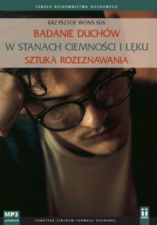 Okładka rekolekcji MP3 'Badanie duchów w stanach ciemności i lęku. Sztuka rozeznawania' autorstwa ks. Krzysztofa Wonsa SDS. Na zdjęciu zamyślony mężczyzna w okularach na rozmytym tle, co symbolizuje wewnętrzne zmagania i poszukiwanie jasności.