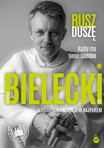 Okładka książki "Rusz duszę. Każdy ma swoje camino". Na zdjęciu autor, o. Roman Bielecki OP, w białym habicie dominikańskim. Tło w kolorze limonkowym.