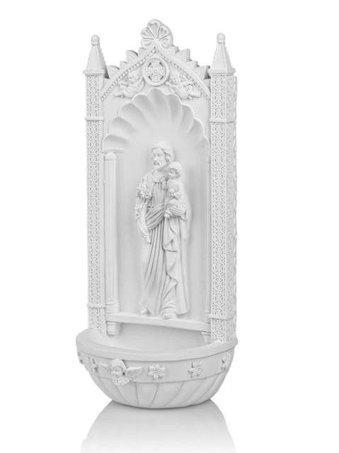 Biała kropielnica domowa z żywicy z wizerunkiem Świętego Józefa trzymającego Dzieciątko Jezus i lilie.