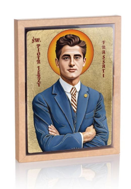 Ikona św. Pier Giorgio Frassatiego ze złotem płatkowym na drewnianej desce. Święty w niebieskim garniturze z założonymi rękami, z aureolą na złotym tle. Wymiary 10x14cm, 12x16cm, 17x23cm, 29x39cm.