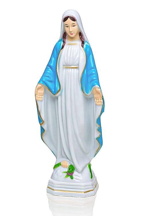 Zdjęcie małej figurki Matki Bożej Niepokalanej wykonanej z plastiku. Wysokość 6,5 cm. Maryja depcze węża, symbolizując zwycięstwo nad złem.