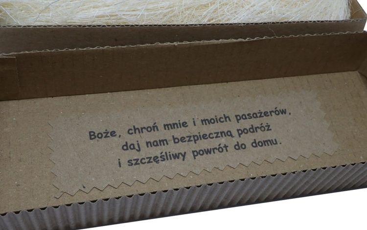 Różaniec samochodowy z koralików zielonego malachitu, z medalikiem Jezusa Miłosiernego, zapakowany w pudełko prezentowe z modlitwą kierowcy.