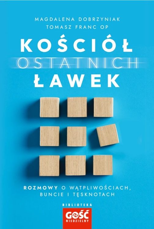 Okładka książki "Kościół ostatnich ławek" autorstwa Magdaleny Dobrzyniak i o. Tomasza Franca OP - niebieska, z rzędami pustych, drewnianych krzeseł | Biblioteka Gościa Niedzielnego