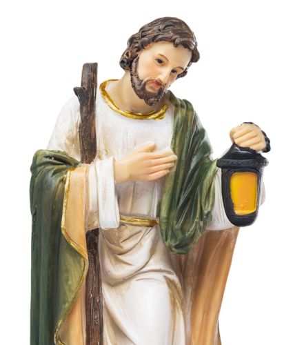 Klasyczna figura Świętej Rodziny. Święty Józef z lampionem stoi obok klęczącej Maryi, adorującej Dzieciątko Jezus w żłóbku.