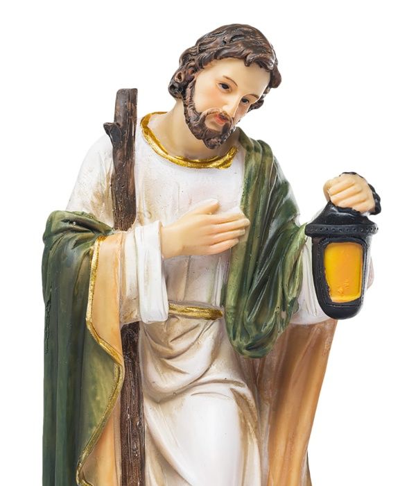 Klasyczna figura Świętej Rodziny. Święty Józef z lampionem stoi obok klęczącej Maryi, adorującej Dzieciątko Jezus w żłóbku.