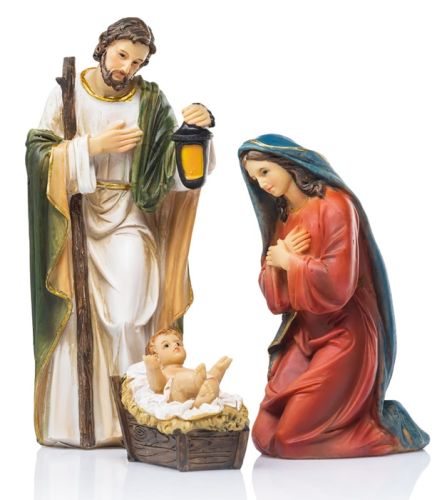 Klasyczna figura Świętej Rodziny. Święty Józef z lampionem stoi obok klęczącej Maryi, adorującej Dzieciątko Jezus w żłóbku.