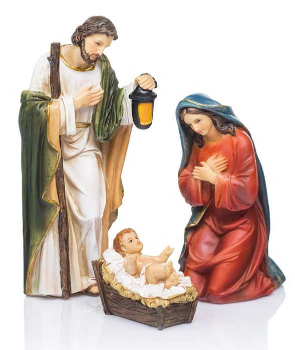 Klasyczna figura Świętej Rodziny. Święty Józef z lampionem stoi obok klęczącej Maryi, adorującej Dzieciątko Jezus w żłóbku.
