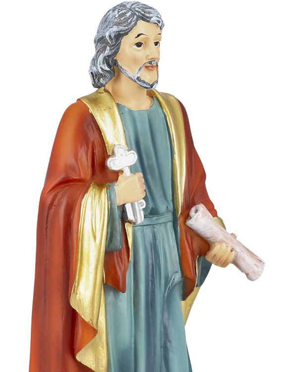 Zbliżenie na twarz i tors figury św. Piotra, ukazujące siwe włosy, brodę oraz dłoń trzymającą srebrne klucze Królestwa.