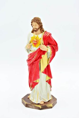 Figura Serca Jezusa o wysokości 21 cm, stojąca na ośmiokątnej podstawie, widok całej postaci.