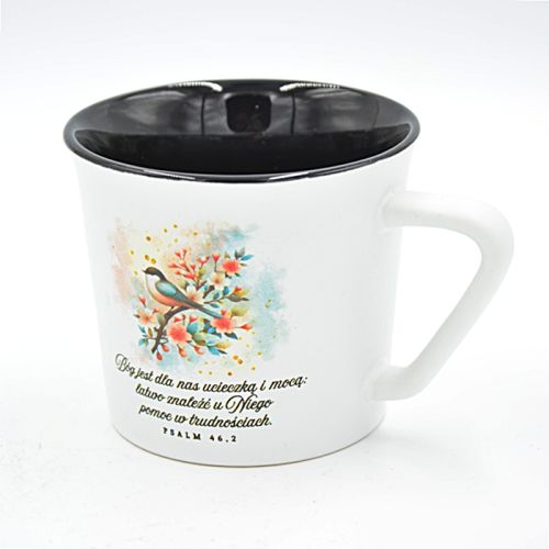 Kubek ceramiczny z czarnym wnętrzem. Na białej powierzchni akwarelowa grafika ptaka na gałęzi i cytat z Psalmu 46,2: "Bóg jest dla nas ucieczką i mocą".