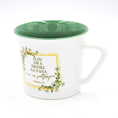 Ceramiczny kubek z zielonym wnętrzem, ozdobiony złotą ramką i kwiatowym wzorem. Na kubku widnieje cytat z 1 Listu Piotra 5,7: "Złóż swą troskę na Pana"