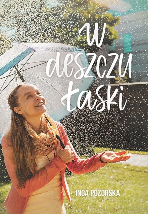 Okładka książki W deszczu łaski Inga Pozorska - kobieta w czerwonej sukience z parasolem pod deszczem | Wydawnictwo Mocni w Duchu