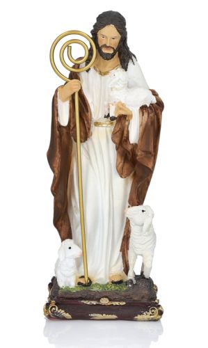 Figurka Jezusa Dobrego Pasterza (20 cm). Jezus trzyma owcę na ręku i złoty pastorał.
