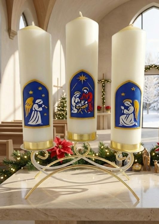 Zestaw trzech białych świec ołtarzowych na Boże Narodzenie w scenerii kościelnej, widoczna aplikacja ze Świętą Rodziną i Aniołami na tle stroika | sklep liturgiczny