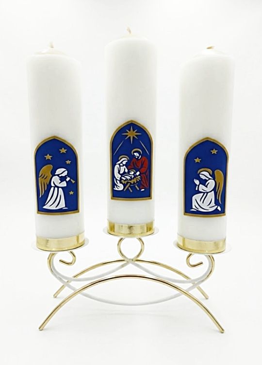 Trzy świece liturgiczne soborowe z granatowymi aplikacjami świątecznymi, ustawione na metalowym świeczniku, białe tło | sklep najlepszej jakości świece do liturgii do Kościoła