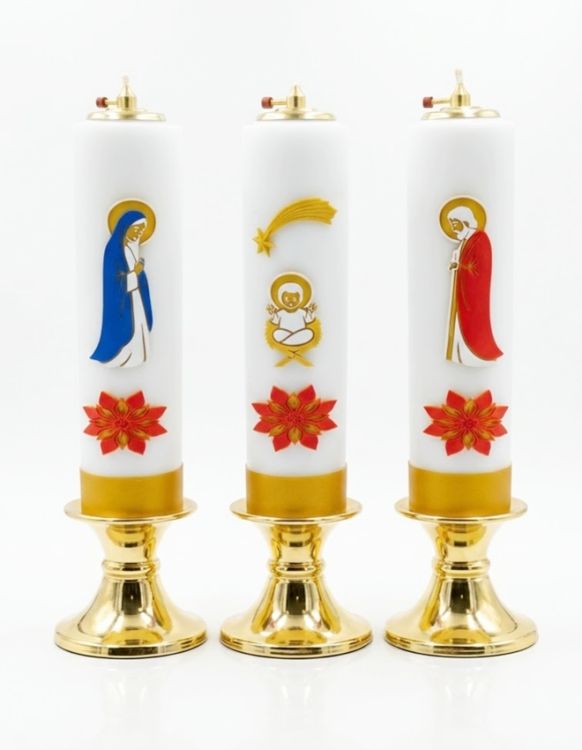 Trzy świece ołtarzowe olejowe z wizerunkiem Świętej Rodziny i Poinsecji. Widoczne mosiężne wkłady z pomarańczowym pokrętłem regulacji knota.