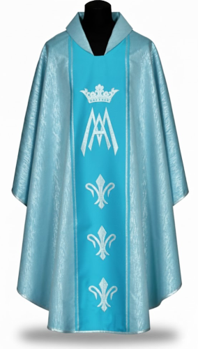 Szczegółowy widok niebieskiego ornatu maryjnego AS656 na manekinie, z haftem monogramu M i lilii na centralnym pasie.