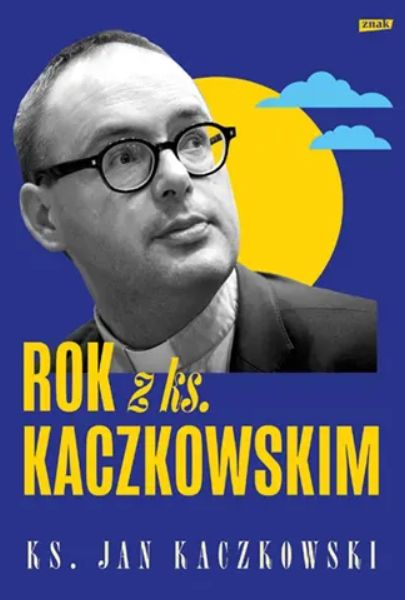 Okładka książki Rok z ks. Kaczkowskim, portret księdza w okularach na granatowym tle, Wydawnictwo Znak.