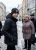 Ministrant ubrany w zimową czapkę z  białym haftowanym herbem ministranta, widok z przodu.