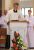 Ksiądz głoszący kazanie w kremowej stule liturgicznej z haftem Świętej Rodziny u góry i symbolami eucharystycznymi na dole, wykończonej złotymi frędzlami.