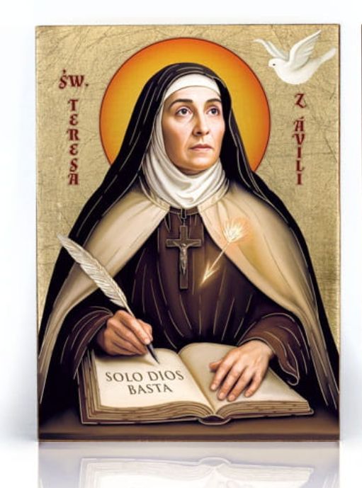 Ikona religijna święta Teresa z Avili w habicie karmelitańskim pisząca księgę Solo Dios Basta natchniona przez Ducha Świętego na złotym tle.