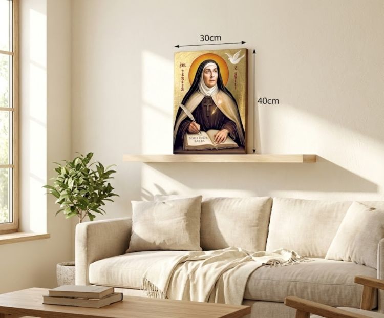 Ikona religijna święta Teresa z Avili w jasnym salonie na półce