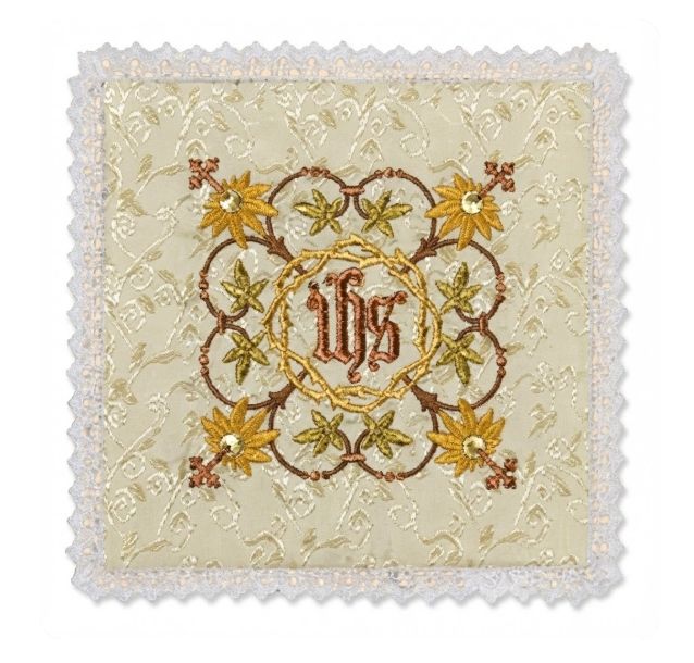 Palka kielichowa żakardowa w kolorze ecru, haftowana brązowo-złotym monogramem IHS w wieńcu liści i obszyta białą koronką.