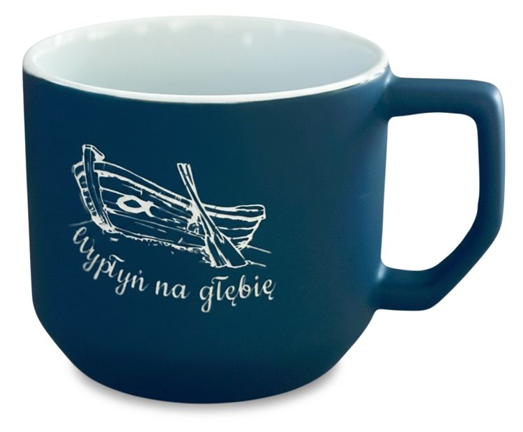 Granatowy matowy kubek z białym rysunkiem łodzi z symbolem ryby i napisem Wypłyń na głębię.