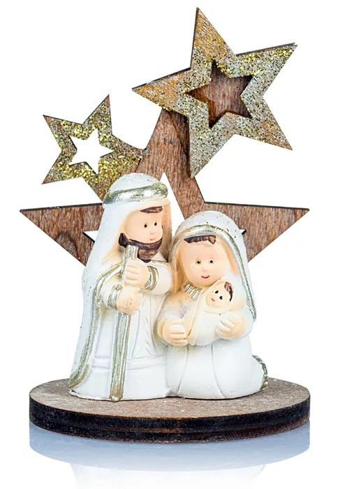 Mała figurka Świętej Rodziny z żywicy na drewnianej podstawce z tłem w kształcie gwiazd, stojąca na biurku.