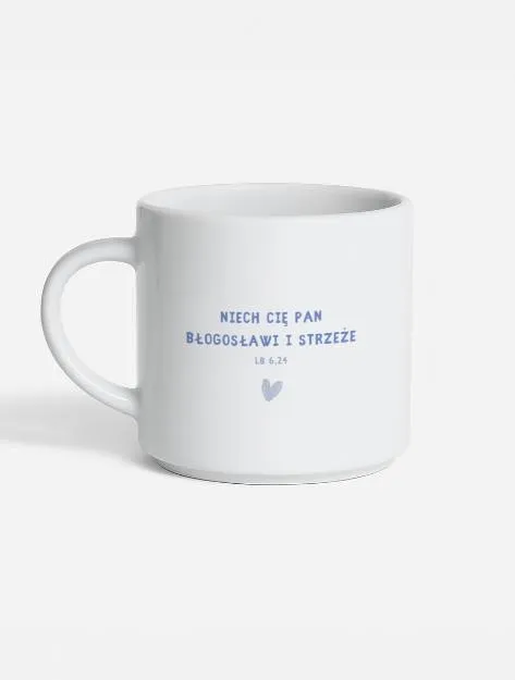 Biały kubek z błękitnym napisem Taki Dziadek to skarb trzymany w dłoniach