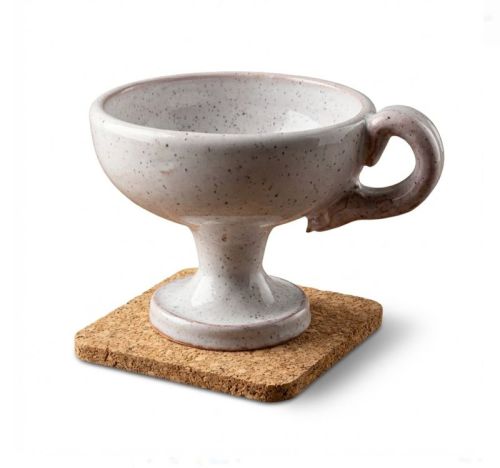 Ceramiczna kadzielniczka typu pucharek z uchem, nakrapiane szkliwo w kolorze złamanej bieli, podstawka korkowa.