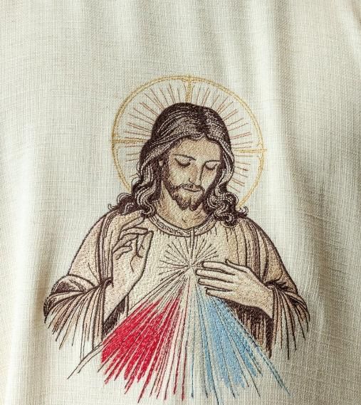 zbliżenie na haft Jezusa Miłosiernego na ornacie
