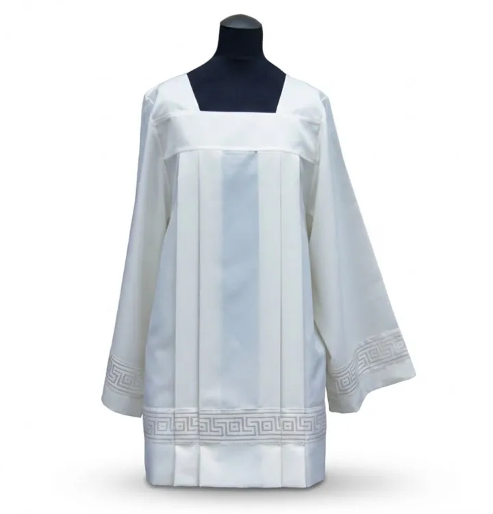 Biała komża rzymska ze streczu, kwadratowy dekolt, ozdobne pasy atłasowe na rękawach i dole.