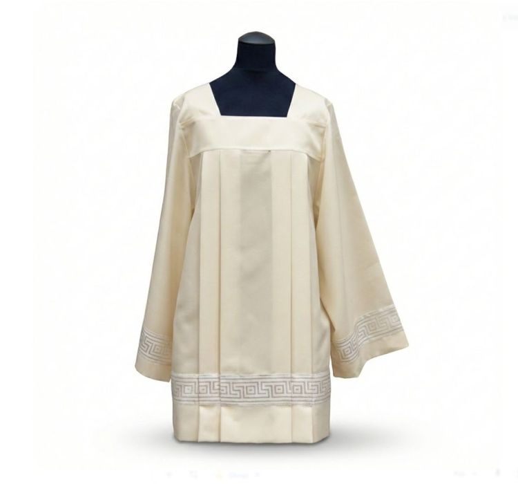 Komża kapłańska kremowa ecru, rzymski krój, wstawki atłasowe na rękawach | Asga Kierlikówka